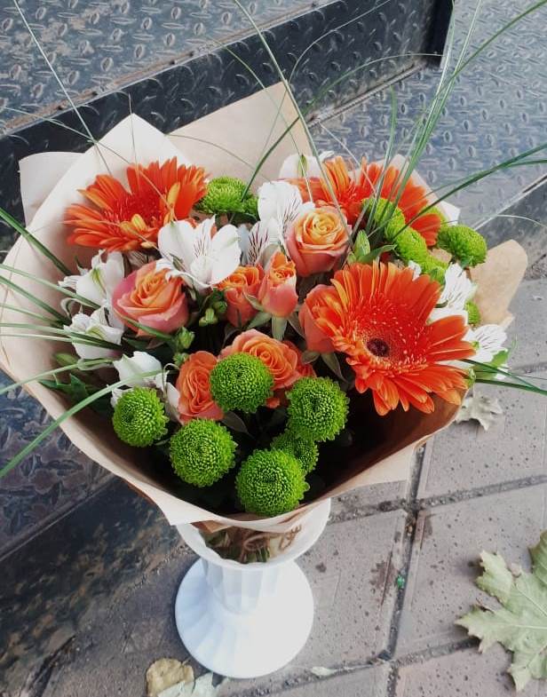 Букет цветов из: Герберы, Хризантемы, Альстромерии и Розы в Белое