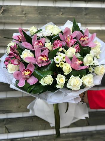 Букет цветов из: Розы и Хризантемы в Белое