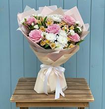 Букет цветов из:  Гвоздики, Орхидеи и Розы в Белое