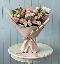 Букет цветов из:  Розы и Лизиантусы в Белое