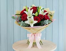 Букет цветов из:  Лилии и Розы #REPLACE_PRED# Белое