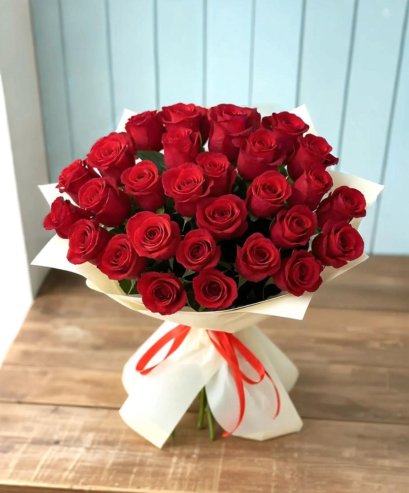 Букет 29 Красных роз в Белое