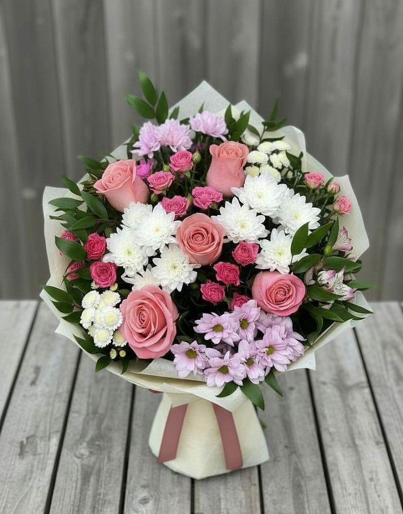 Букет цветов из: Альстромерии, Гвоздики, Розы и Хризантемы в Белое