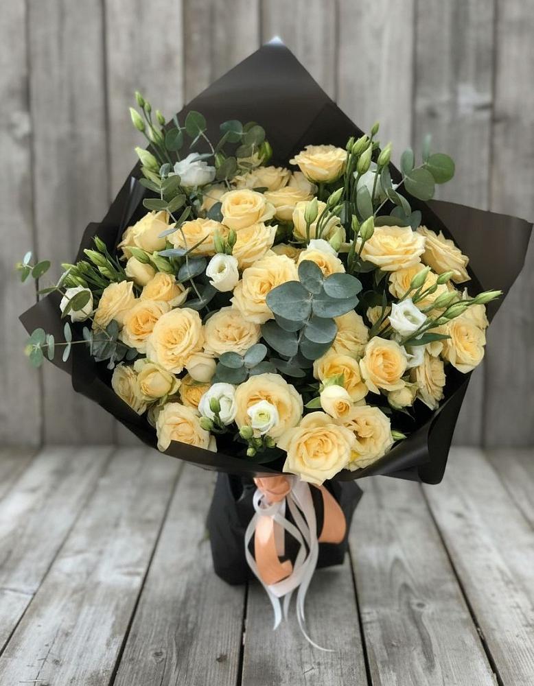 Букет цветов из: Розы и Лизиантусы в Белое