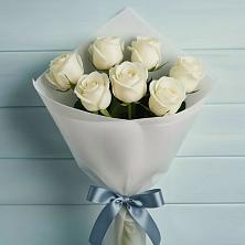 Букет 7 Белых роз Эдлесс Лав в Белое