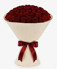 Букет 101 Бордовая роза Блэк Бакарра в Белое