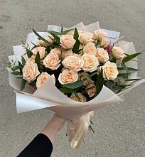 Букет Кремовые розы Латте в Белое