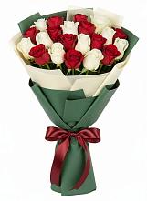 Букет Микс из красных и белых роз в Белое