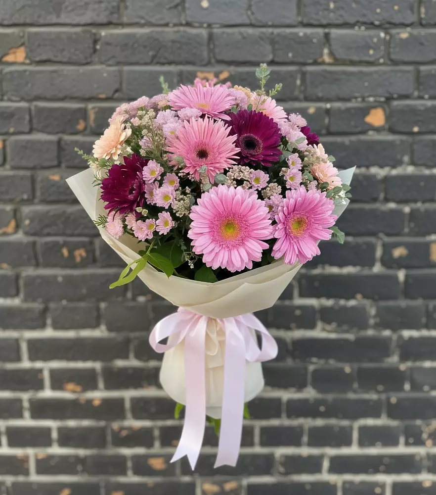 Букет цветов из: Герберы и Хризантемы в Белое