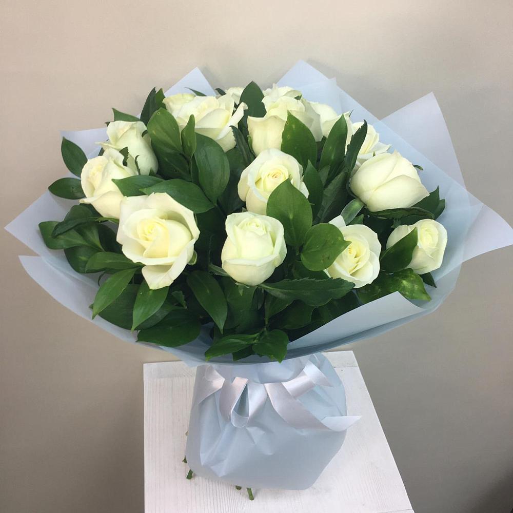 Букет 15 Белых роз Проуд в Белое