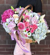 Композиция солнечный день в Белое Цветочная композиция из Розы, Хризантемы, Пионы и Лизиантусы в корзине в Белое