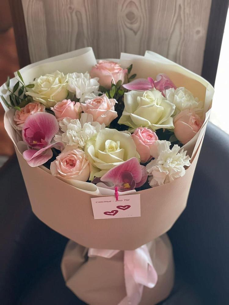 Букет цветов из: Орхидеи, Розы и Гвоздики в Белое