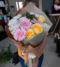 Букет цветов из:  Герберы, Розы и Хризантемы в Белое