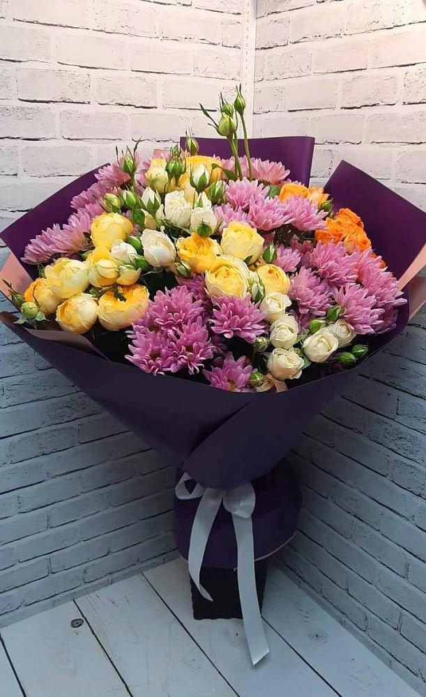 Букет цветов из: Хризантемы и Розы в Белое