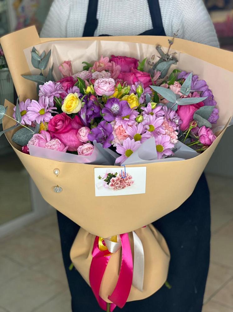 Букет цветов из: Хризантемы, Гвоздики и Альстромерии в Белое