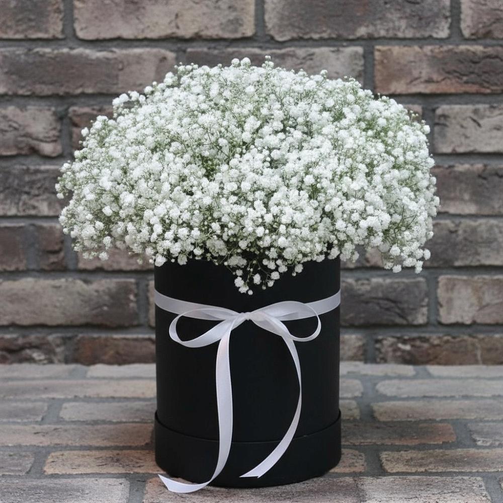 Цветочная композиция из Гипсофила в шляпной коробке в Белое
