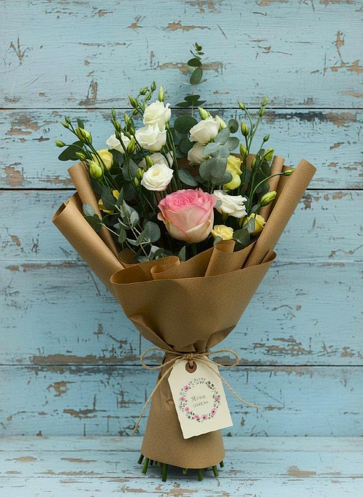 Букет цветов из: Розы и Лизиантусы в Белое