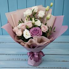 Букет цветов из:  Розы и Лизиантусы в Белое