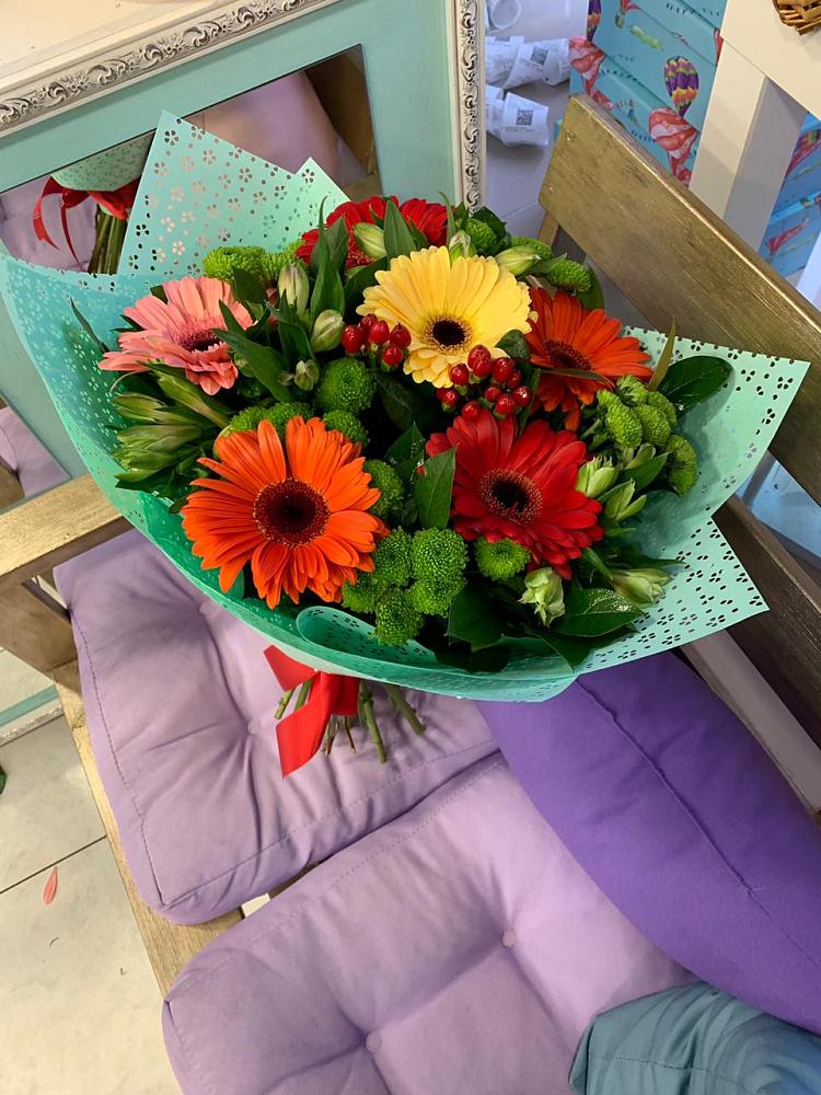 Букет цветов из: Герберы, Хризантемы и Альстромерии в Белое