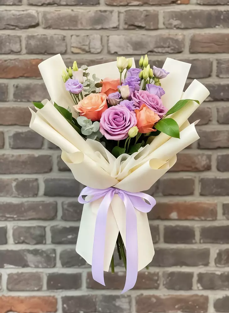 Букет цветов из: Лизиантусы и Розы в Белое