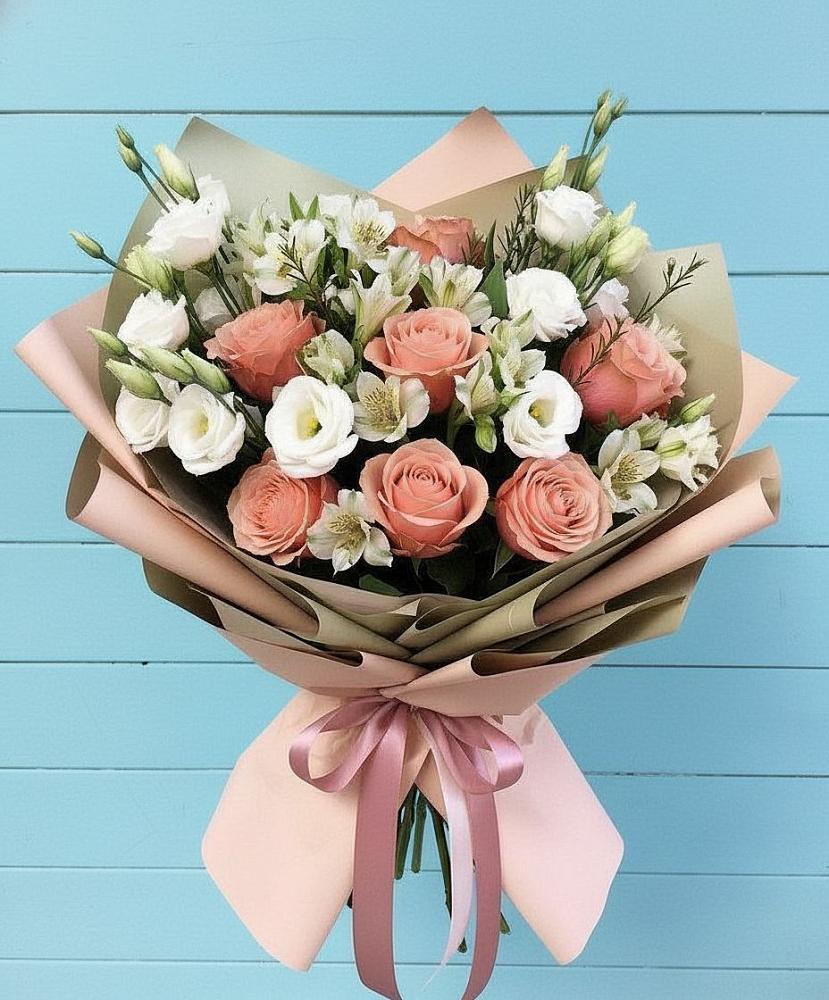 Букет цветов из: Розы, Альстромерии и Лизиантусы в Белое