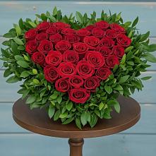 Цветочная композиция из Розы в виде сердца в Белое