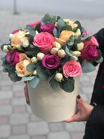 Цветочная композиция из Розы в шляпной коробке в Белое