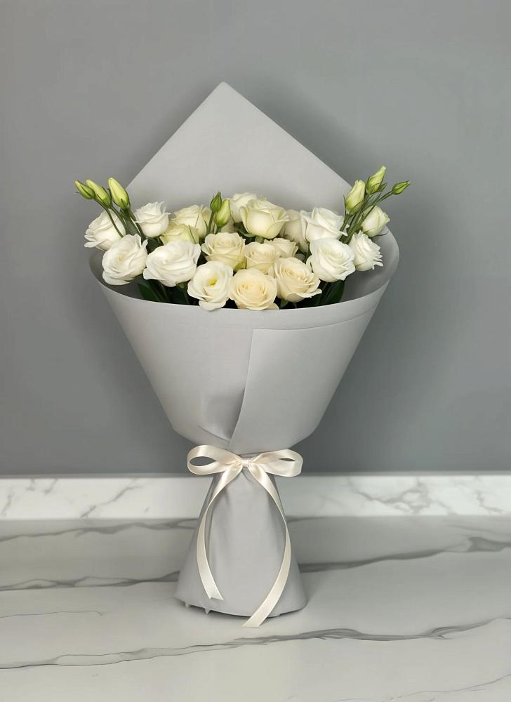 Букет цветов из: Розы и Лизиантусы в Белое
