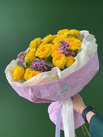 Букет Кустовые желтые розы в Белое