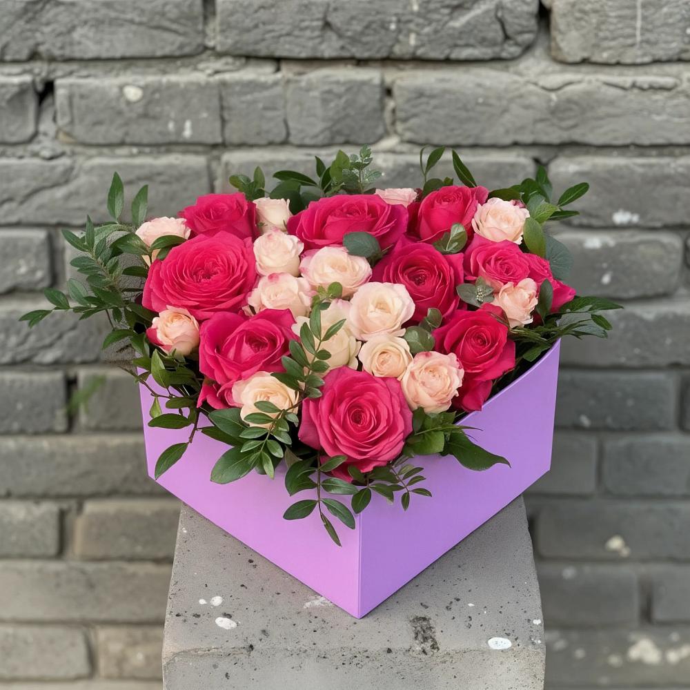 Цветочная композиция из Розы в коробке в Белое