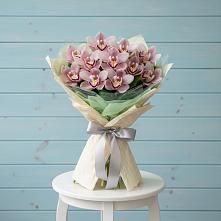 Букет цветов из:  Орхидеи и Розы в Белое