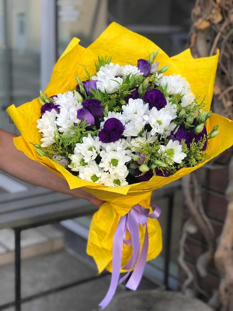 Букет цветов из: Ирисы, Хризантемы и Ромашки в Белое