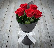 Букет 5 Красных роз Эдлесс Лав в Белое