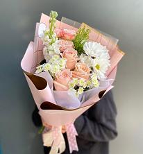 Букет цветов из:  Хризантемы и Розы в Белое