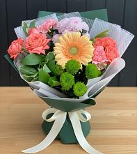 Букет цветов из:  Гвоздики, Розы, Герберы и Хризантемы в Белое