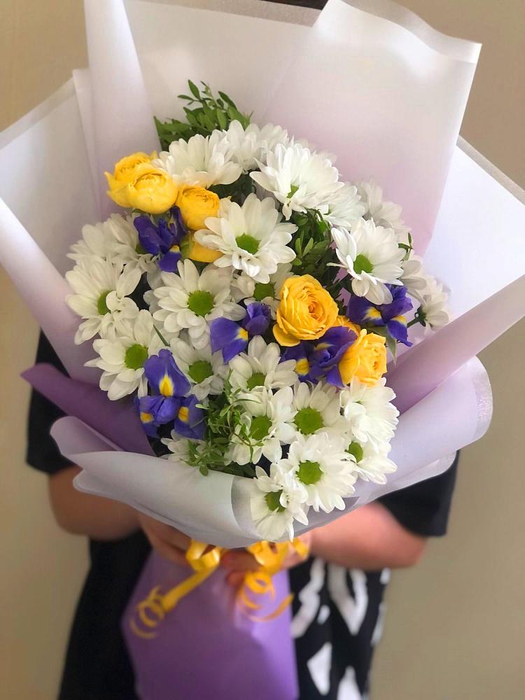 Букет цветов из: Ирисы, Хризантемы и Розы в Белое