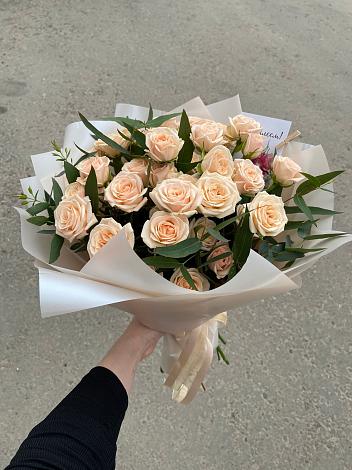 Букет Кремовые розы Латте в Белое