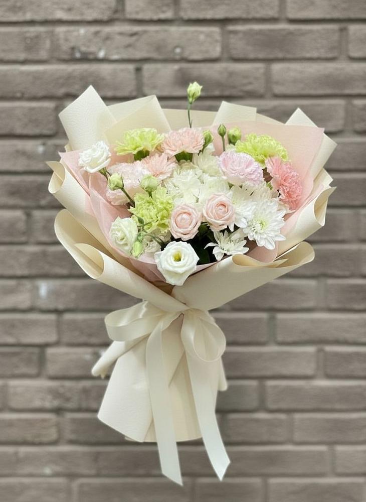 Букет цветов из: Гвоздики, Розы, Лизиантусы и Хризантемы в Белое