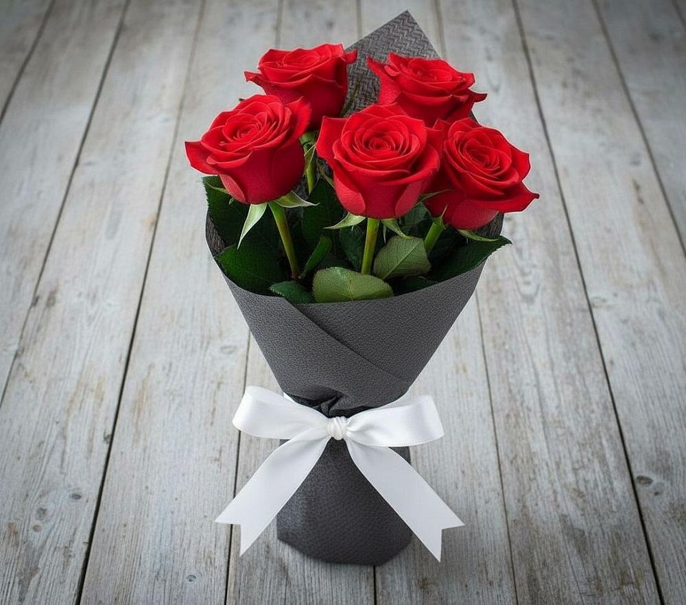 Букет 5 Красных роз Эдлесс Лав в Белое