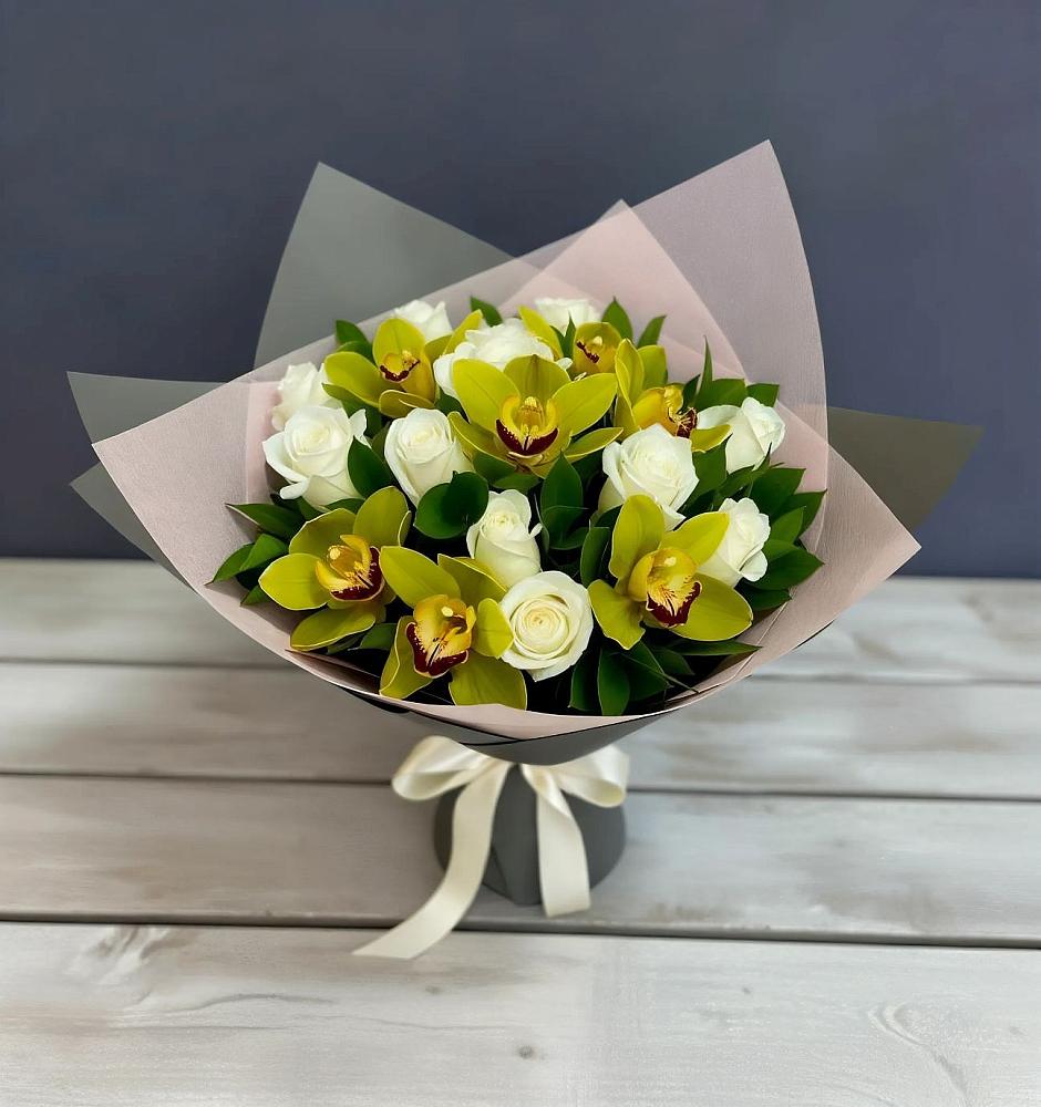 Букет цветов из: Орхидеи и Розы в Белое