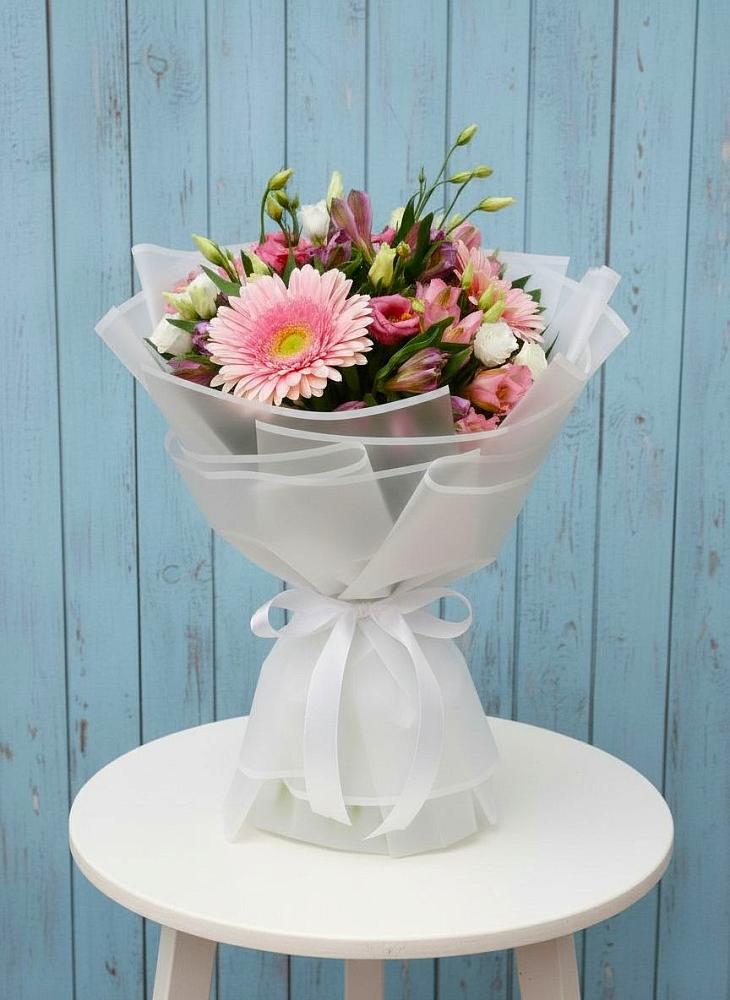 Букет цветов из: Герберы, Альстромерии и Лизиантусы в Белое