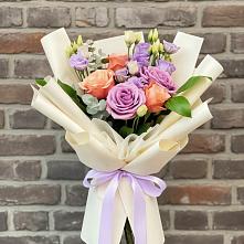 Букет цветов из:  Лизиантусы и Розы в Белое