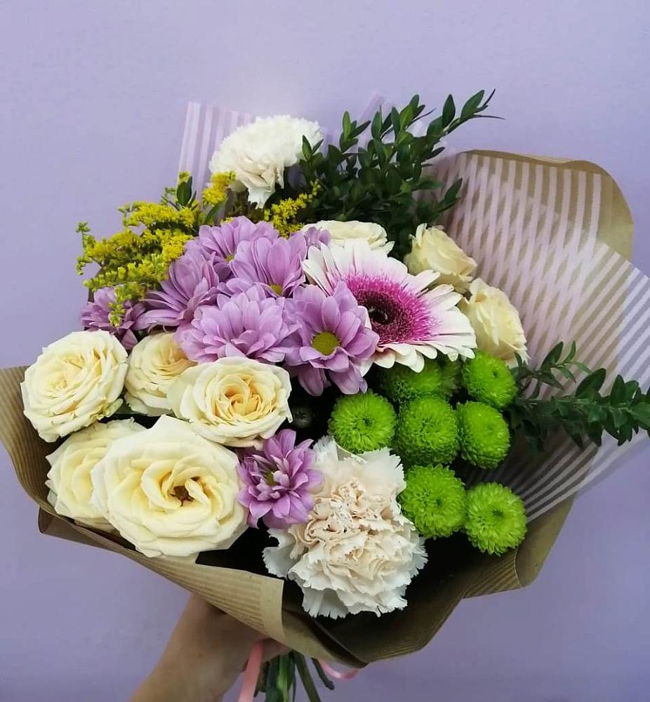Букет цветов из: Хризантемы, Розы, Гвоздики и Герберы в Белое