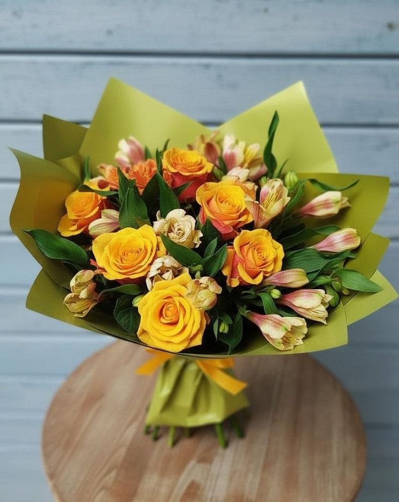 Букет цветов из: Альстромерии и Розы в Белое