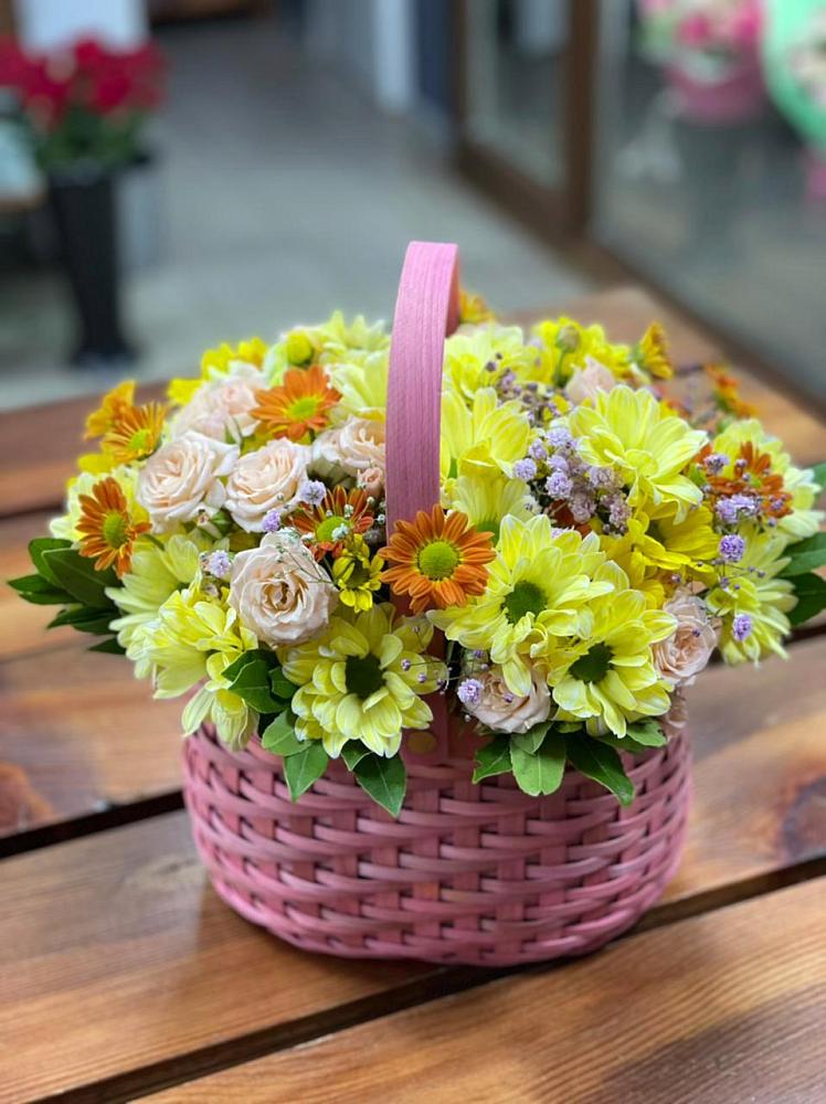 Цветочная композиция из Хризантемы и Розы в корзине в Белое