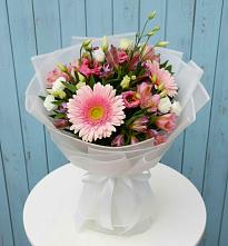 Букет цветов из:  Герберы, Альстромерии и Лизиантусы в Белое