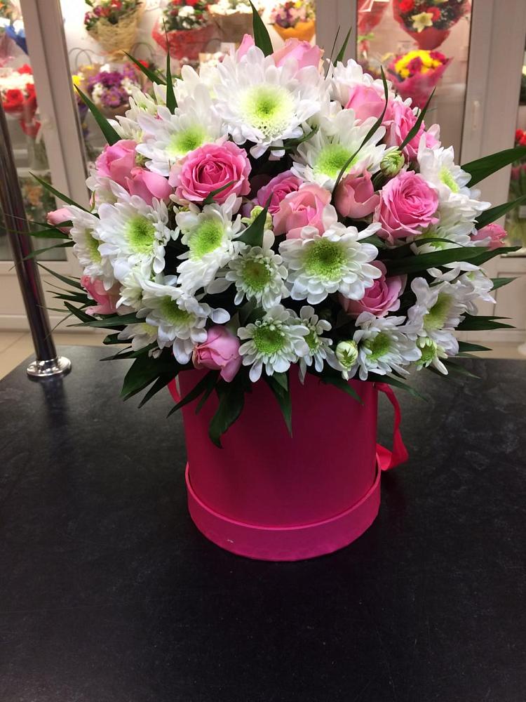 Цветочная композиция из Розы и Хризантемы в шляпной коробке в Белое