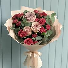 Букет цветов из:  Гвоздики и Розы в Белое