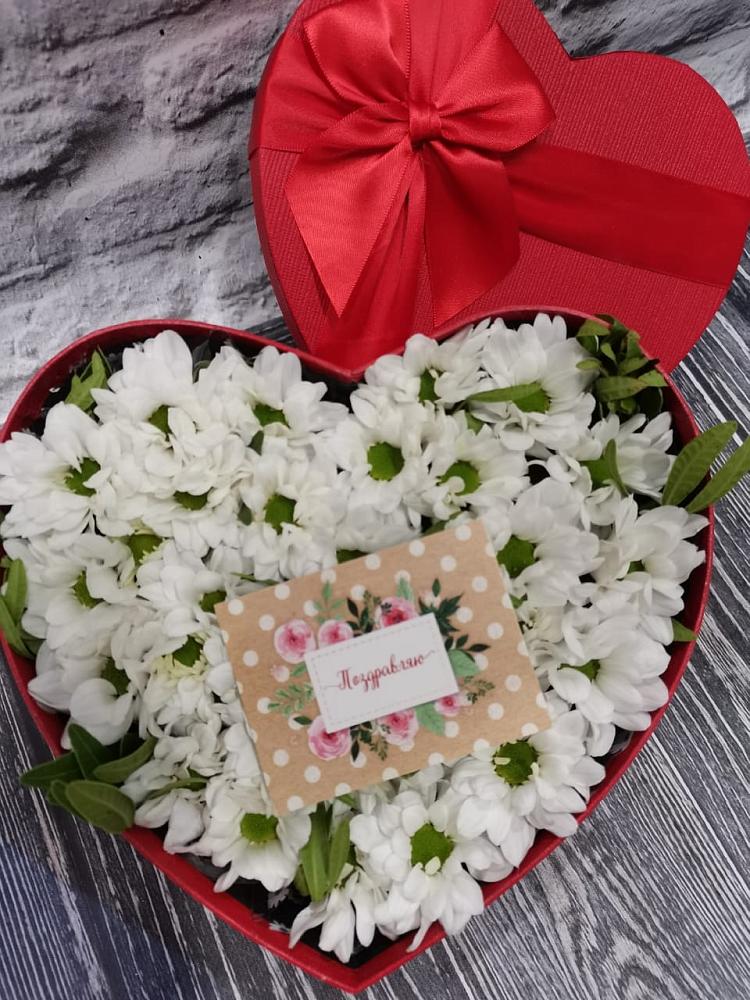 Цветочная композиция из Хризантемы в виде сердца в Белое