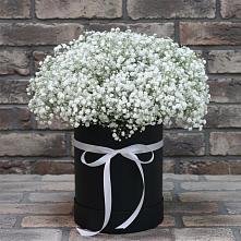 Цветочная композиция из Гипсофила в шляпной коробке в Белое